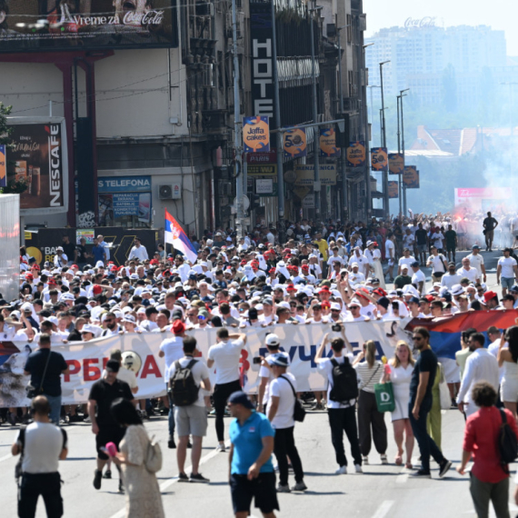 Divne scene, reke ljudi stižu u Beograd; Mladi uz Vučića i Srbiju; Bajkeri se okupili kod Palate Srbija FOTO