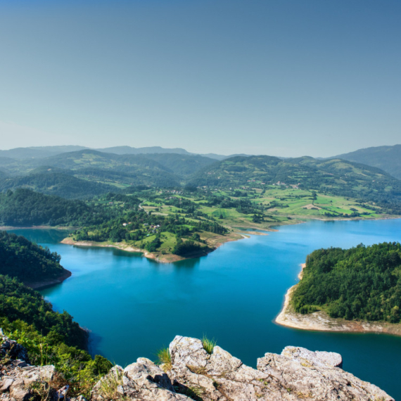 Skriveni biser Srbije koji osvaja sve više turista: Ovo jezero je savršen letnji izbor FOTO