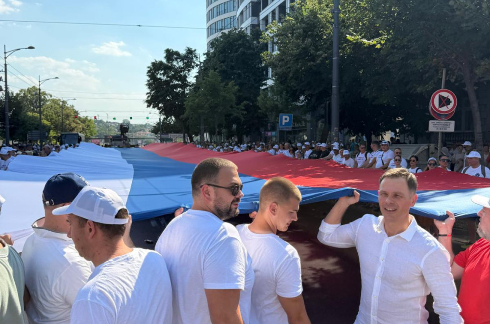 Mali sa građanima razvio impozantnu zastavu Srbije FOTO