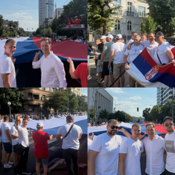 Mali sa građanima razvio impozantnu zastavu Srbije: "Ponosni na srpsku trobojku" FOTO