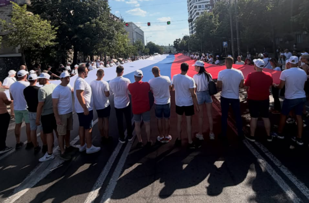Veličanstven prizor na ulicama Beograda: Građani poneli najveću srpsku zastavu ka Skupštini FOTO