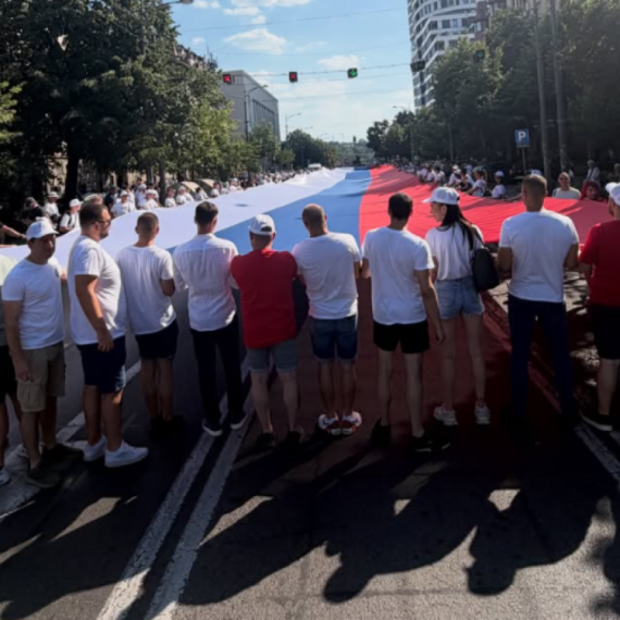 Veličanstven prizor na ulicama Beograda: Najveću srpsku trobojku nosi 2.500 ljudi – dugačka je 500 metara FOTO