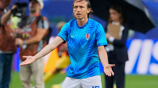 Mečevi odluke po kiši – Hrvatska strepi, Engleska i Gana mirniji