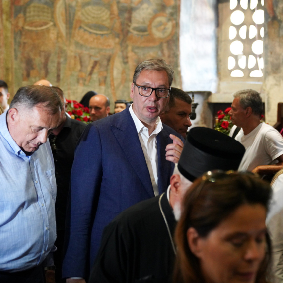 Vučić u manastiru Ravanica na veliki praznik; Dočekali ga patrijarh i ministri VIDEO