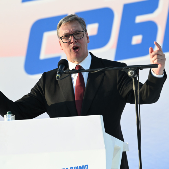 Ključne Vučićeve poruke na skupu u Beogradu: "On je sluga svom narodu"; "Građani žele sigurnu budućnost"