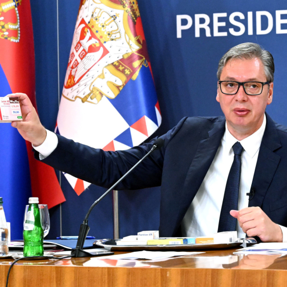 Pojedini lekovi i četiri puta jeftiniji; Vučić predstavio spisak: Ovo su nove, niže cene