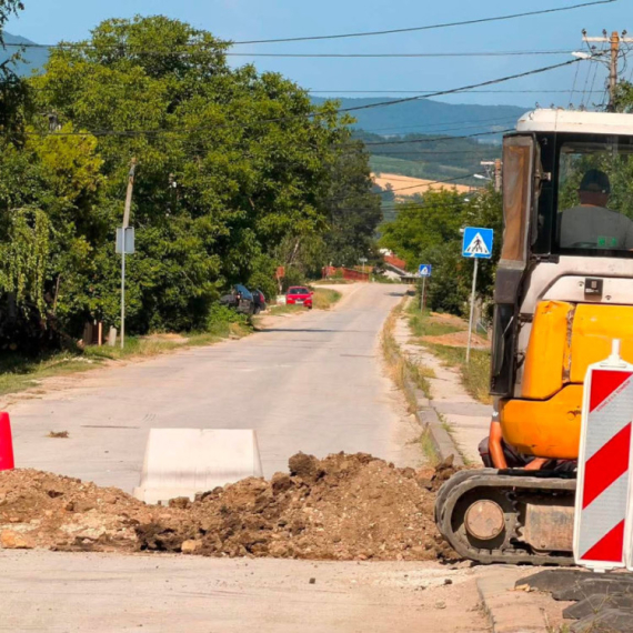 U Konjevićima kod Čačka oštećena gasovodna cev, buknuo požar: Povređena jedna osoba
