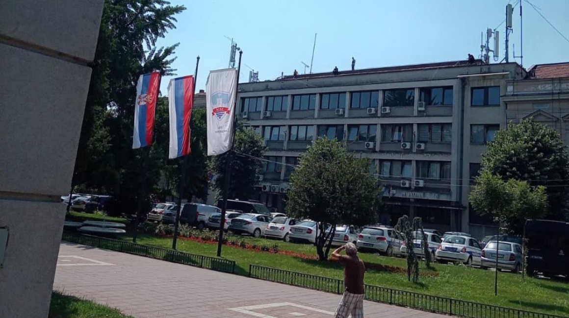 Drama in Smederevo ends: Detainee threatened to jump from police station roof, detained PHOTO/VIDEO