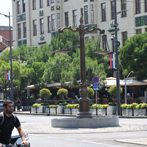 Na Terazijama na kružnom toku postavljena nova skulptura