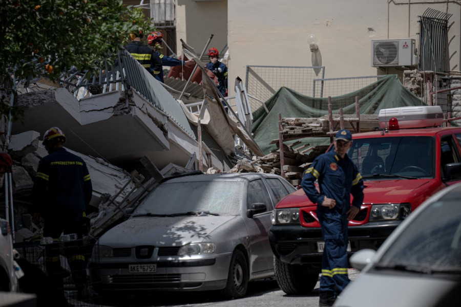 Chaos in central Athens: Residential building collapses; Rescuers search for people trapped under rubble PHOTO