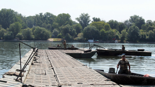Lakše do omiljenog kupališta Zemunaca: Vojska Srbije postavila pontonski most do Velikog ratnog ostrva FOTO
