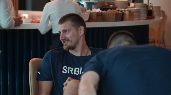 Nikola Jokić snimljen u ludom provodu, pevao do jutra u kafani: Posebno ga pogodila jedna pesma VIDEO