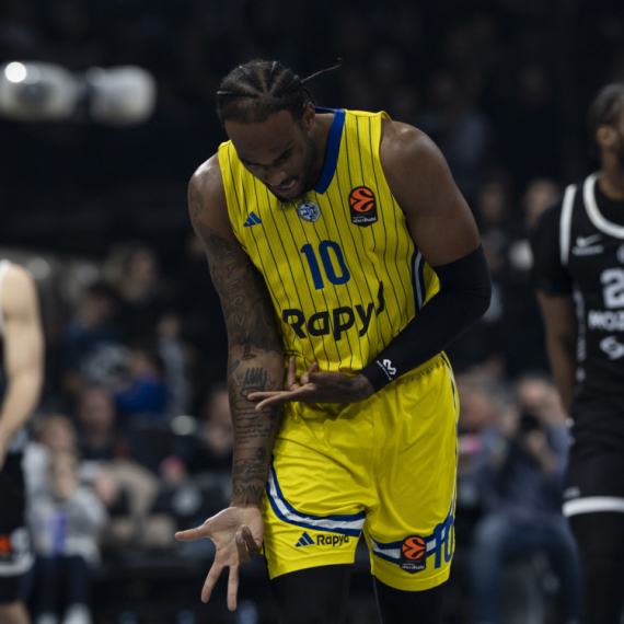 Prestao da se javlja Partizanu, pa potpisao ugovor sa Makabijem
