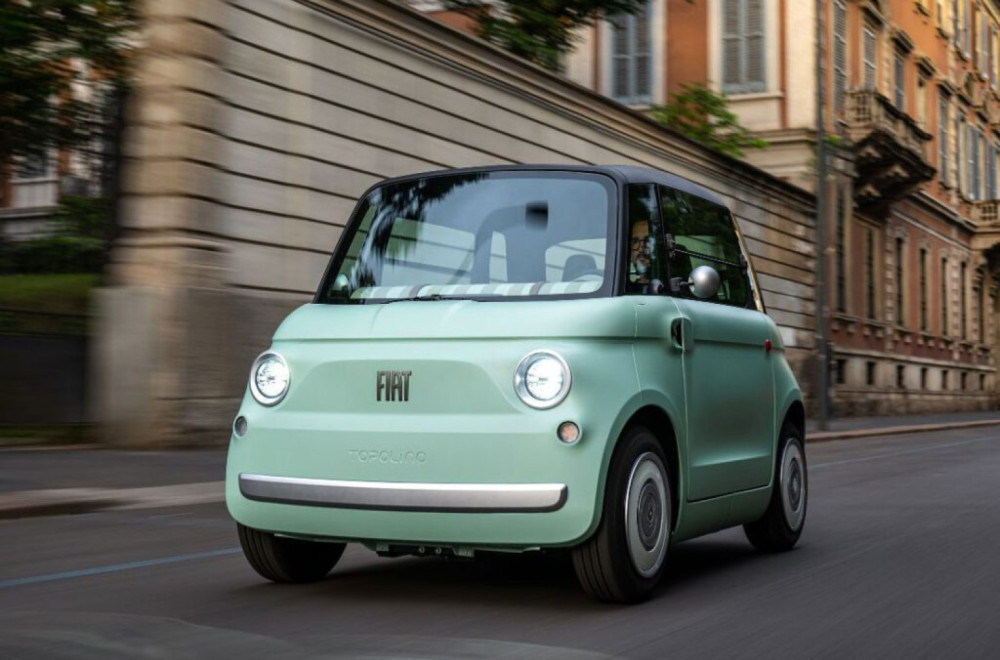 Fiat stigao kod pape u dvorište