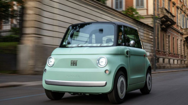 Fiat stigao kod pape u dvorište