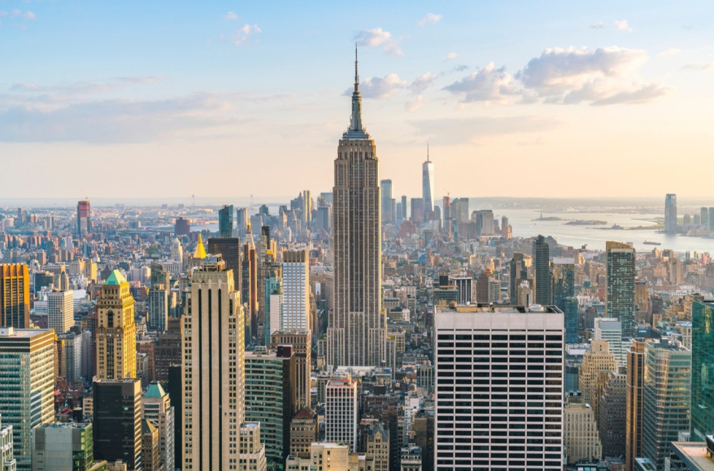Dve osobe uhapšene nakon penjanja na vrh Empire State Buildinga: Prosidba ili snimanje filma? VIDEO