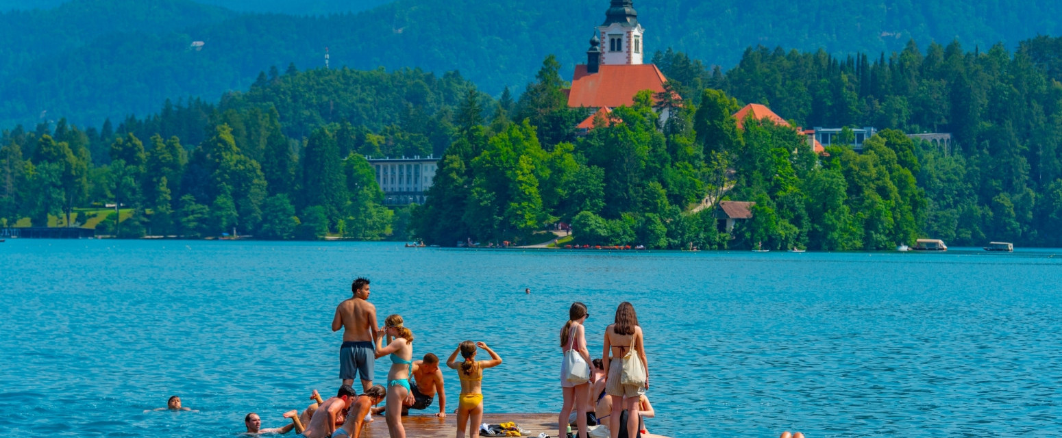 Nova pravila šokirala turiste: Kazna 200 evra ako sedite ispod drveta