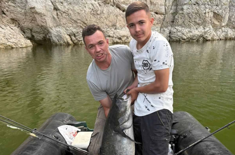 Otac i sin izvukli "čudovište" iz jezera u Srbiji: "Nismo bili svesni šta smo upecali" FOTO