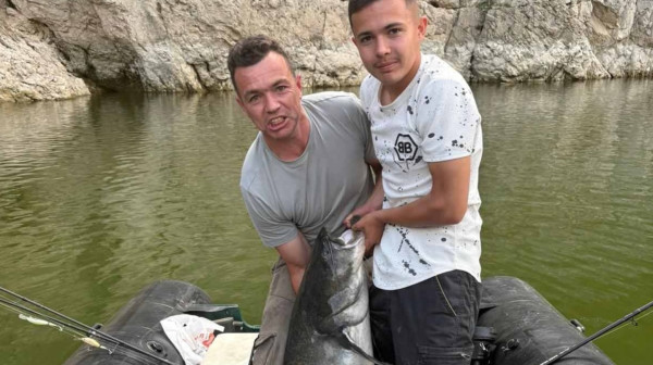 Otac i sin izvukli "čudovište" iz jezera u Srbiji: "Nismo bili svesni šta smo upecali" FOTO