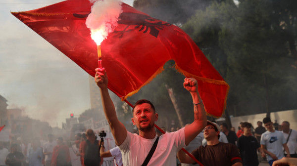 Opšti haos u Albaniji; Oklopna vozila ispred parlamenta; Policija gađa vodenim topovima FOTO/VIDEO