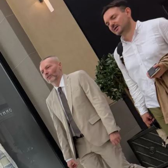 Olenik izmislio aferu "zvučni top", a sada uživa u TC "Galerija" u Beogradu na vodi FOTO