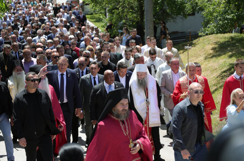 Trampov savetnik u Bratuncu: Nevine srpske žrtve ne smeju da budu zaboravljene