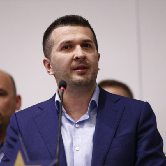 Licemerstvo na delu: Pejović napada Vučića i Srbiju, a nekada se slikao sa srpskom trobojkom
