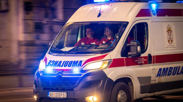 Teška nesreća u Borči: Pijani vozač pregazio dve osobe na autobuskom stajalištu