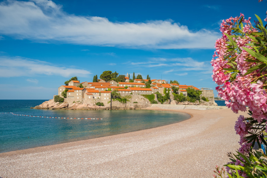 Astronomske cene na Crnogorskom primorju; Vrtoglavih 240 evra za mesto na plaži