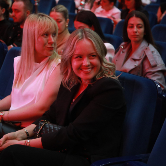 Svi gledaju u njih: Natalija Jokić sa decom bodri košarkaše FOTO/VIDEO
