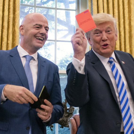 Halo, ovde Donald: Infantino zaslužio crveni karton