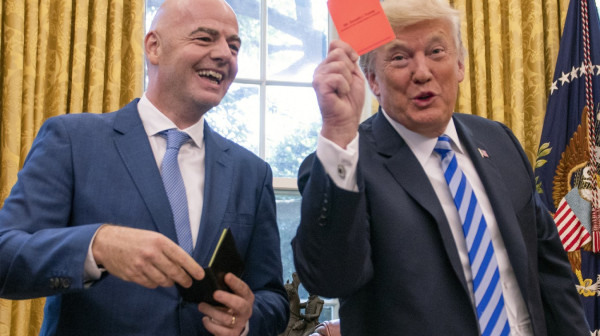 Halo, ovde Donald: Infantino zaslužio crveni karton