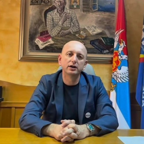 Knežević: "Jedini smo za slobodu mi ostali srpskom rodu"; Samo tri poslanika DNP glasala protiv promena Ustava