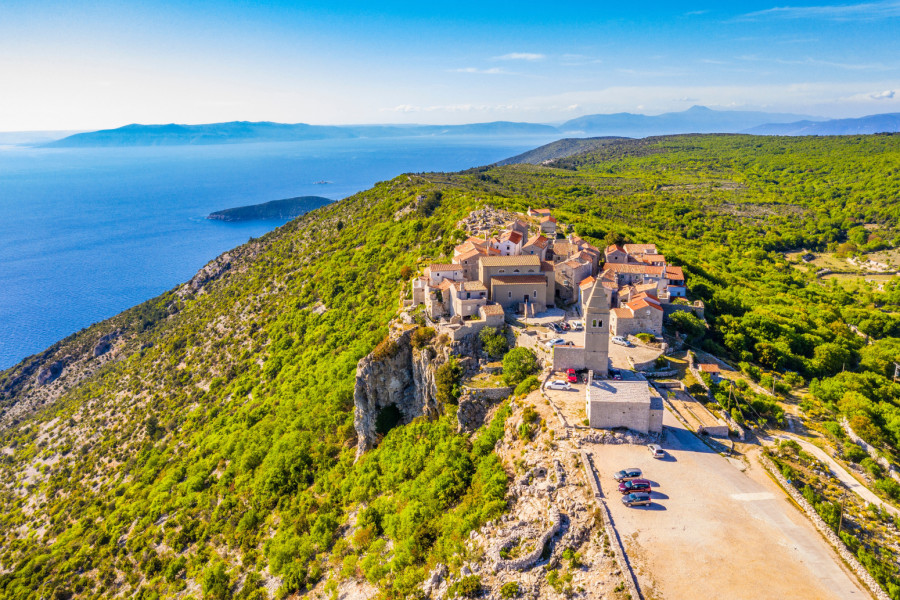 Skriveni biser Hrvatske: Malo selo na litici postalo jedna od najtraženijih destinacija turista FOTO