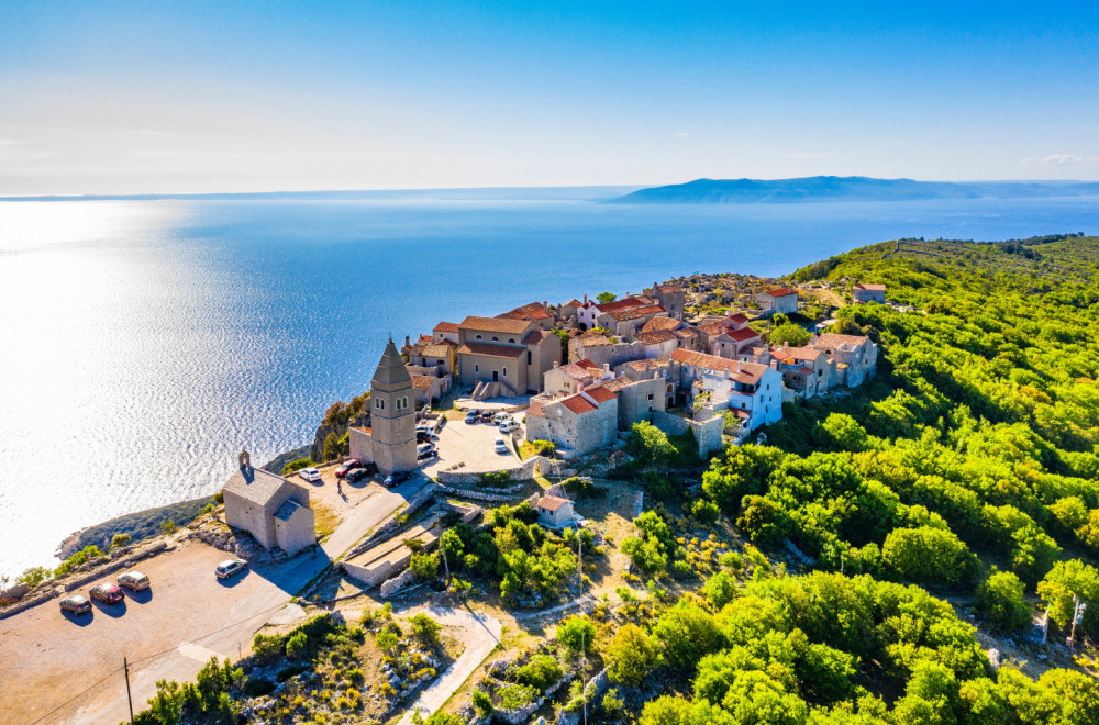 Skriveni biser Hrvatske: Malo selo na litici postalo jedna od najtraženijih destinacija turista FOTO