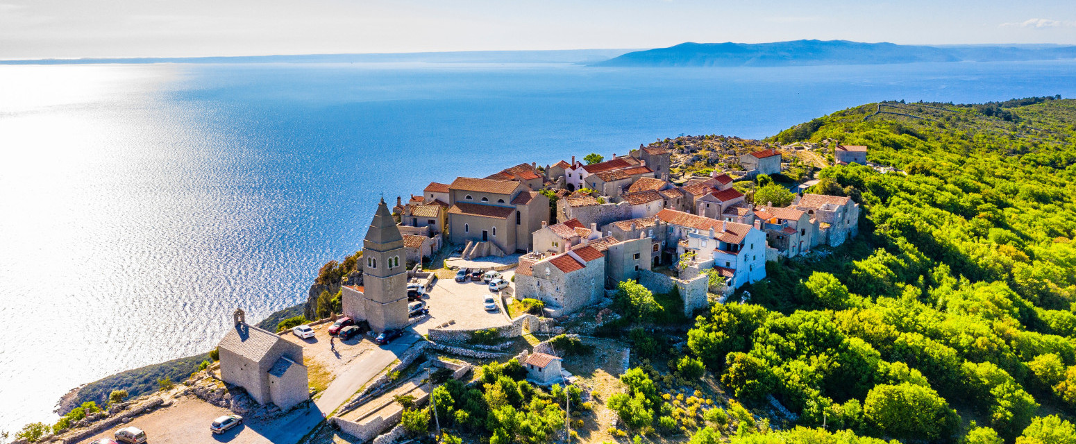 Skriveni biser Hrvatske: Malo selo na litici postalo jedna od najtraženijih destinacija turista FOTO