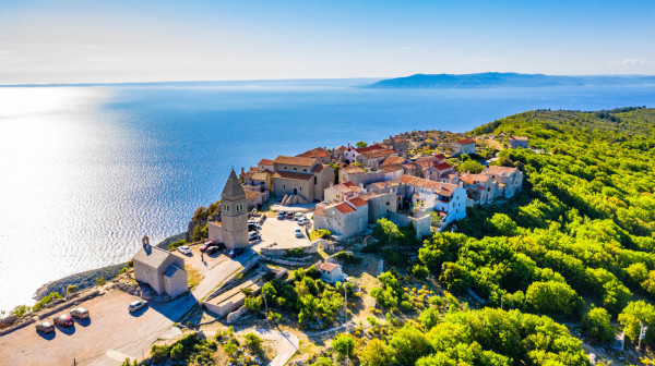 Skriveni biser Hrvatske: Malo selo na litici postalo jedna od najtraženijih destinacija turista FOTO