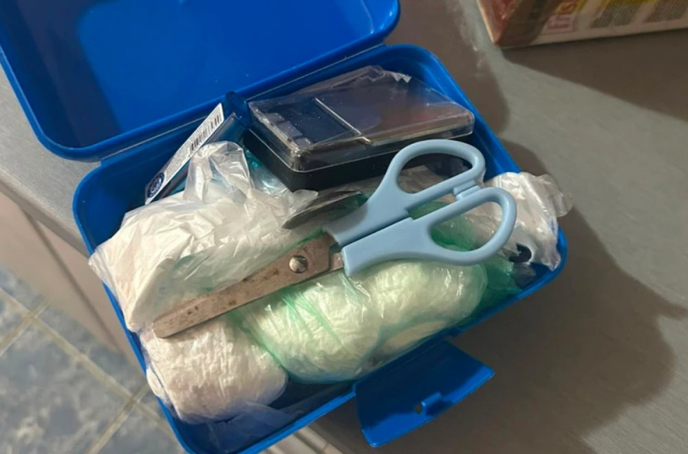 Policija u Nišu pronašla 12 paketića kokaina i vagicu: Jedan osumnjičeni bio na poternici