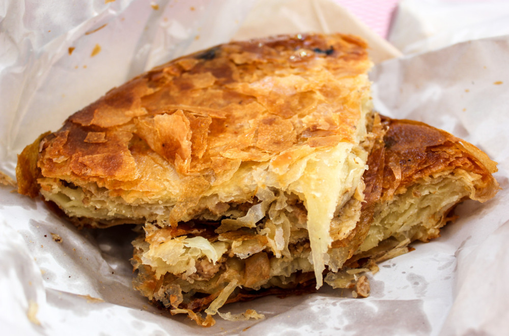 Niš napada svetski rekord, pravi tone bureka: Nišlije spremaju omiljeni doručak od preko 20 metara