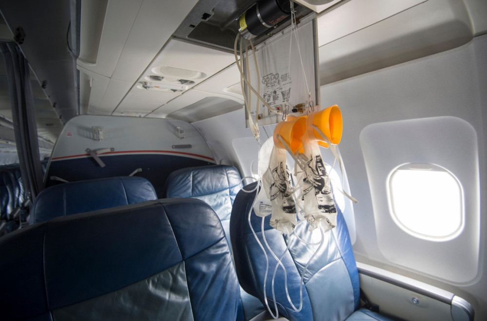 Novi jezivi snimak drame u avionu: Supruga drži Srbina da ne ispadne iz aviona VIDEO
