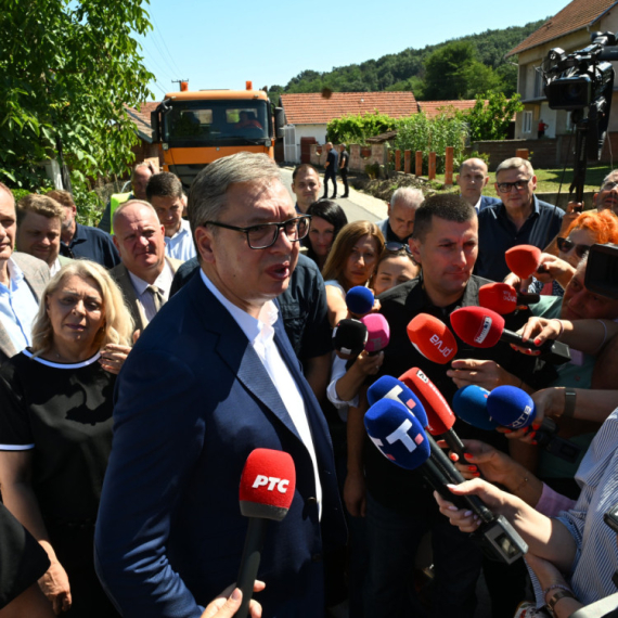 Vučić: "Moramo ulagati u siromašnija mesta u Srbiji"; "Plate i dalje niske, uložićemo mnogo više"