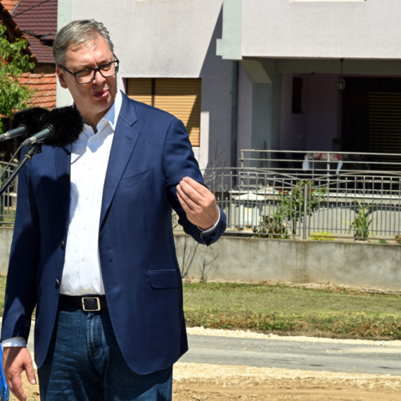 Vučić obišao završne radove kod Leskovca: "Put znači život za ove ljude"; "Ulagaćemo ravnomerno u Srbiju"