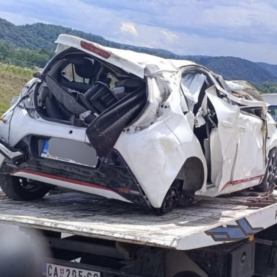 Teška saobraćajka na auto-putu kod Požege: Jedna osoba poginula, dve povređene; Automobil smrskan