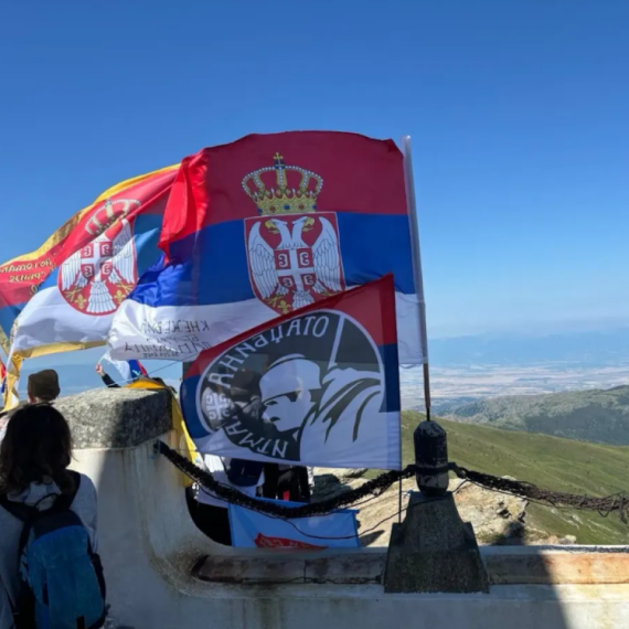 Poslanik Dušan Marić postavio venac na Kajmakčalanu; Jasna razlika između Vučićeve politike i blokadera FOTO