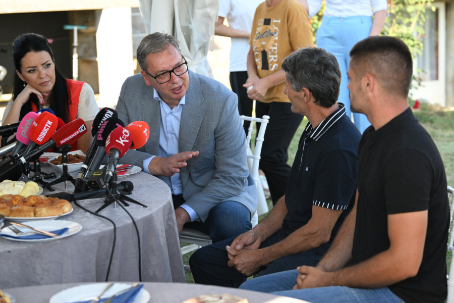 Vučić u poseti porodici Todorović u Loznici: Naša sela liče na švajcarska, sve više ljudi se vraća u Srbiju