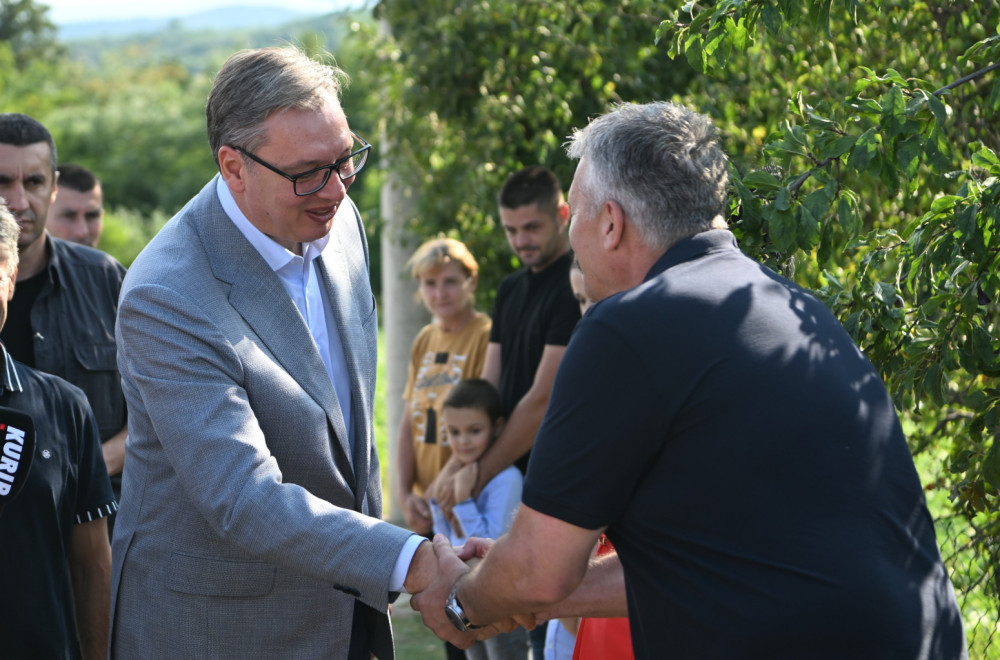 Vučić u poseti porodici Todorović u Loznici: "Naša sela liče na švajcarska, sve više ljudi se vraća u Srbiju"