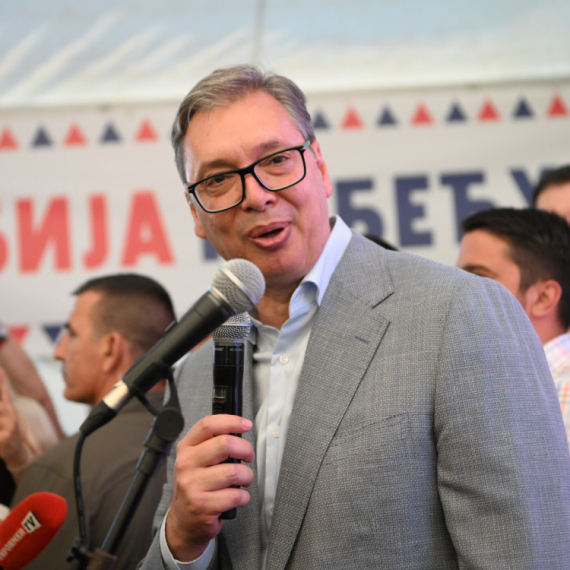 Vučić sa građanima u Loznici: "Hvala narodu, sačuvali smosuverenitet"; "Pristojnu Srbiju ne mogu da pobede"
