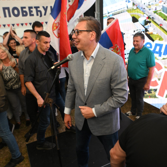 Vučića u Jadranskoj Lešnici dočekao veliki broj građana; Orilo se "Aco. Srbine"; Vijorile se srpske zastave