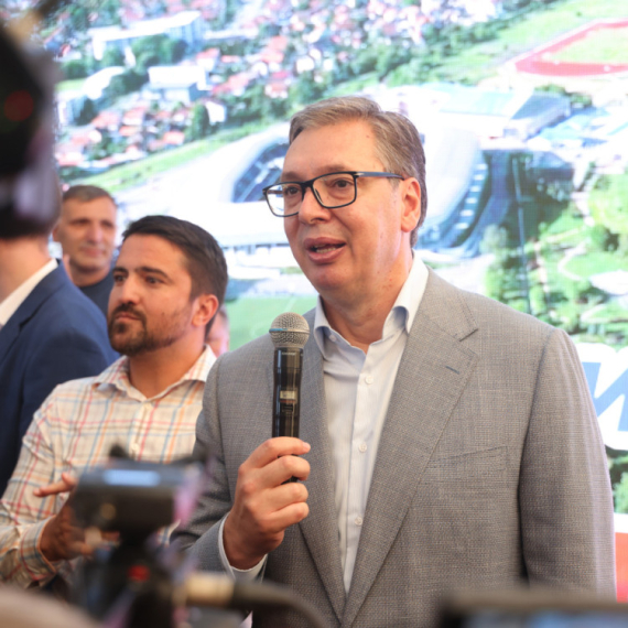 Vučić u Loznici: "Država će rekonstruisati lokalne puteve"; "Zahvalan sam što ste izdržali sve napade"