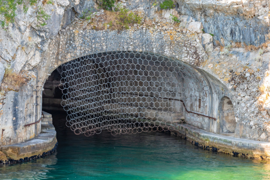 Tajna tunela kod Šibenika: Zovu ih Hitlerove oči, a iza ovog naziva krije se neverovatna priča FOTO